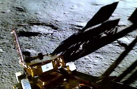 റോവർ ചന്ദ്രോപരിതലത്തിലേക്ക് ഇറങ്ങുന്നു/ ഫയൽ ചിത്രം