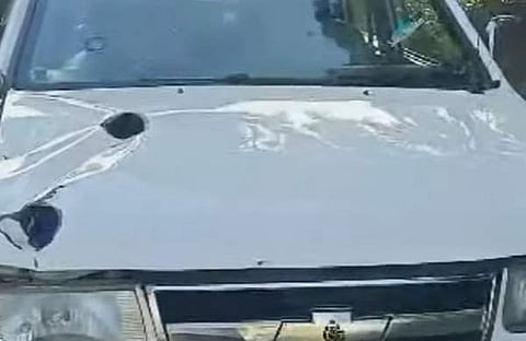 കാട്ടാനയുടെ ആക്രമണത്തിൽ കാർ തകർന്നനിലയിൽ