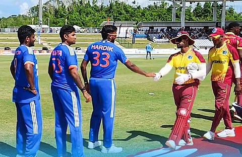 വിന്ഡീസ് താരങ്ങളെ അഭിനന്ദിക്കുന്ന ഇന്ത്യന് താരങ്ങള്, image credit: BCCI