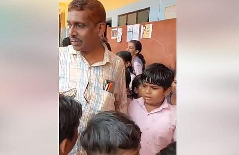 അധ്യാപകന് സ്ഥലംമാറി പോവുന്നത് അറിഞ്ഞ് കരയുന്ന കുട്ടികളുടെ ദൃശ്യം