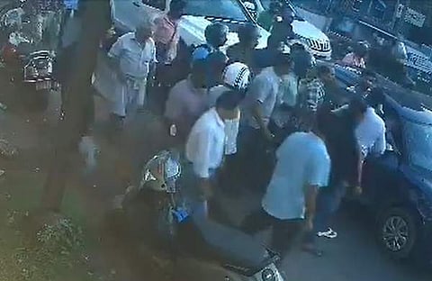 ഡോക്ടറെ ആക്രമിച്ചശേഷം പ്രതി കാറിൽ രക്ഷപ്പെടുന്നു/ സിസിടിവി ദൃശ്യം