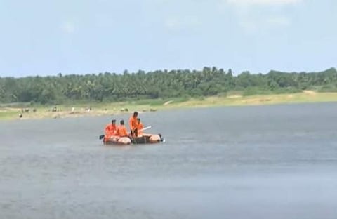 അഗ്നിശമനസേന തിരച്ചിൽ നടത്തുന്നു/ ടിവി ദൃശ്യം