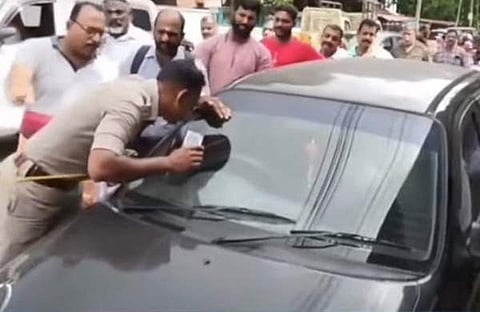 കാര് പരിശോധിക്കുന്ന പൊലീസ്