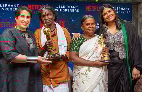 ബൊമ്മനും ബെല്ലിയും എലഫന്റ് വിസ്പറേഴ്സ് സംവിധായികയ്ക്കും നിര്മാതാവിനുമൊപ്പം/ ഫെയ്സ്ബുക്ക്