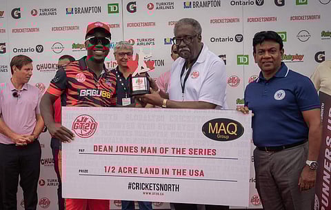 റുതർഫോർഡിനു വിൻഡീസ് ഇതിഹാസം ക്ലൈവ് ലോയ്ഡ് മാൻ ഓഫ് ദി സീരീസ് പുരസ്കാരം സമ്മാനിക്കുന്നു/ ട്വിറ്റർ