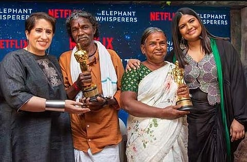 ബൊമ്മനും ബെല്ലിയും എലഫന്റ് വിസ്പറേഴ്സ് സംവിധായികയ്ക്കും നിര്മാതാവിനുമൊപ്പം/ ഫെയ്സ്ബുക്ക്