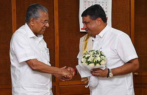 മന്ത്രി പളനിവേൽ ത്യാഗരാജനെ സ്വീകരിക്കുന്ന മുഖ്യമന്ത്രി/ ഫെയ്സ്ബുക്ക്