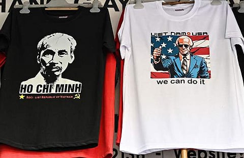 യുഎസ് പ്രസിഡന്റിന്റെ സന്ദര്ശനത്തിന്റെ ഭാഗമായി വിയറ്റ്നാമിലെ കടകളില് വില്പ്പനയ്ക്ക് വെച്ചിരിക്കുന്ന ബൈഡന്റെയും ഹോ ചിമിന്റെയും ചിത്രമുള്ള ടീ ഷര്ട്ടുകള്/എഎഫ്പി