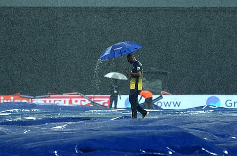 മഴയെ തുടർന്നു ഗ്രൗണ്ട് മൂടിയ നിലയിൽ/ ട്വിറ്റർ