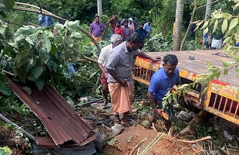 അപകടമുണ്ടാക്കിയ ലോറി/ ടിവി ദൃശ്യം