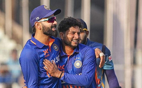 വിക്കറ്റ് എടുത്ത കുല്ദീപ് യാദവിനെ അഭിനന്ദിക്കുന്ന വിരാട് കോഹ് ലി, ഫയൽ/ പിടിഐ