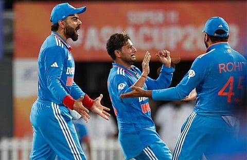 വിക്കറ്റ് നേട്ടം ആഘോഷിക്കുന്ന ഇന്ത്യൻ താരങ്ങൾ/ ചിത്രം: ട്വിറ്റർ