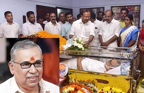 വി മുരളീധരന് അന്ത്യാഞ്ജലി അര്പ്പിക്കുന്നു, ഇന്സെറ്റില് പിപി മുകുന്ദന്/ എക്സ്പ്രസ് ചിത്രം