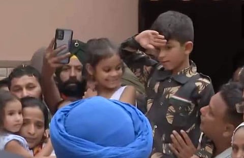 അച്ഛന് സല്യൂട്ട് നൽകുന്ന ആറു വയസുകാരൻ/ എക്സ് വിഡിയോ സ്ക്രീൻഷോട്ട്