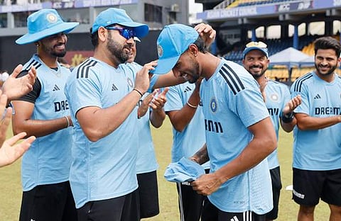 ക്യാപ്റ്റന് രോഹിത് ശര്മ തിലകിന് ഇന്ത്യന് ക്യാപ് കൈമാറുന്നു/ ട്വിറ്റർ