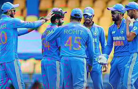 വിക്കറ്റ് നേടിയതിന്റെ സന്തോഷം പങ്കുവെയ്ക്കുന്ന ഇന്ത്യൻ ടീം, image credit/bcci