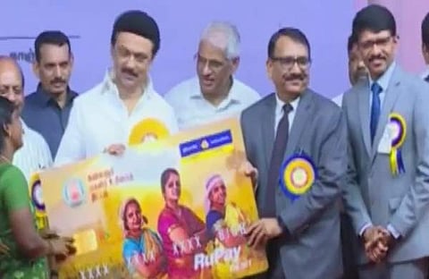 മുഖ്യമന്ത്രി സ്റ്റാലിൻ കാർഡുകൾ വിതരണം ചെയ്യുന്നു/ വീഡിയോ ദൃശ്യത്തിൽ നിന്ന്