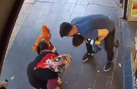 മിഠായി തൊണ്ടയിൽ കുടുങ്ങിയ കുട്ടിയെ രക്ഷപ്പെടുത്തുന്നു/ എക്സ് വിഡിയോ സ്ക്രീൻഷോട്ട്