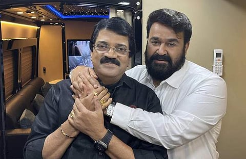 മോഹൻലാലിനൊപ്പമുള്ള ചിത്രവുമായി എംജി ശ്രീകുമാർ/ചിത്രം: ഫെയ്സ്ബുക്ക്