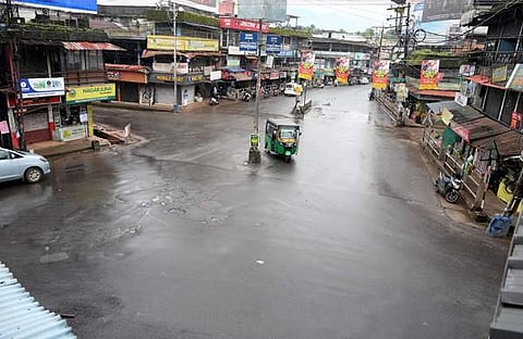 കണ്ടെയ്ൻമെന്റ് സോണായി പ്രഖ്യാപിച്ചതിന് ശേഷം ആളൊഴിഞ്ഞ കുറ്റ്യാടി ടൗൺ/ ചിത്രം ഗോകുൽ ഇ