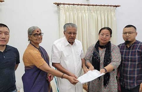 മണിപ്പൂര് വിദ്യാര്ത്ഥികള് മുഖ്യമന്ത്രിയെ സന്ദര്ശിച്ചപ്പോള്