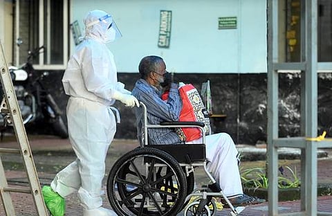 സമ്പർക്കപ്പട്ടികയിലുള്ള ആളെ ഐസൊലേഷൻ വാർഡിലേക്ക് മാറ്റുന്നു / ചിത്രം: ഗോകുൽ ഇ