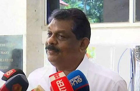 ആന്റണി രാജു മാധ്യമങ്ങളോട് സംസാരിക്കുന്നു/ ടിവി ദൃശ്യം