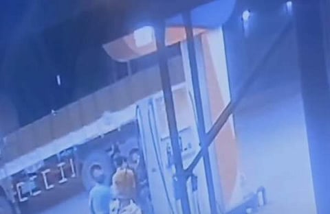 പെട്രോള് പമ്പ് ജീവനക്കാരനെ മര്ദ്ദിക്കുന്ന സിസിടിവി ദൃശ്യം