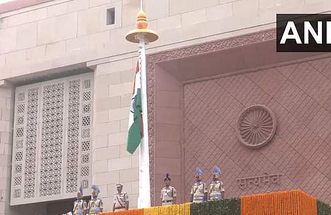 പുതിയ പാർലമെന്റ് മന്ദിരത്തിൽ ഉപരാഷ്ട്രപതി ദേശീയ പതാക ഉയർത്തുന്നു, എഎൻഐ