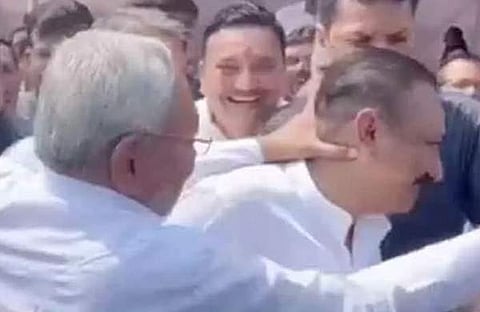 നിതീഷ് കുമാർ മന്ത്രിയുടെ കഴുത്തിന് പിടിക്കുന്നു/ വീഡിയോ ദൃശ്യത്തിൽ നിന്ന്