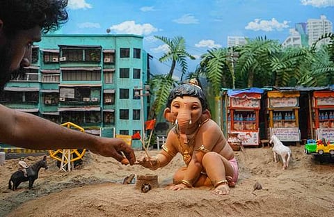 ഗണേശ ചതുർഥി ആഘോഷങ്ങളുടെ ഭാഗമായി മുംബൈയിലെ കടൽതീരത്ത് ഒരുക്കിയ കലാസൃഷ്ടി/ ചിത്രം: പിടിഐ
