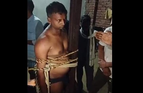 പൊലീസ് ഉദ്യോഗസ്ഥനെ കെട്ടിയിട്ടിരിക്കുന്നു/ വീഡിയോ ദൃശ്യത്തിൽ നിന്ന്