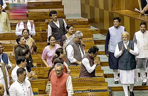 പുതിയ പാര്ലമെന്റ് മന്ദിരത്തില് പ്രധാനമന്ത്രി നരേന്ദ്ര മോദിയെ അഭിവാദ്യം ചെയ്യുന്ന അംഗങ്ങള്/പിടിഐ