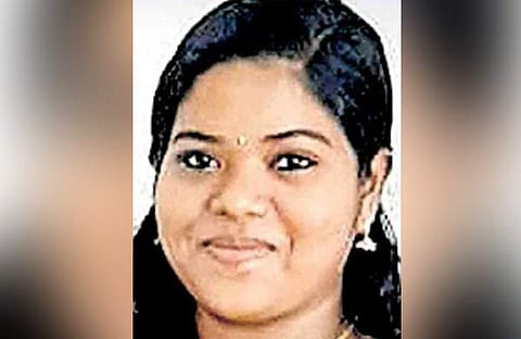 ആര്യമോൾ