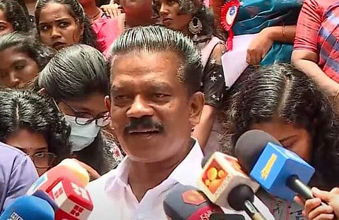 കെ രാധാകൃഷ്ണൻ മാധ്യമങ്ങളോട് സംസാരിക്കുന്നു/ ടിവി ദൃശ്യം