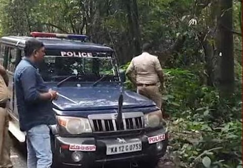 പൊലീസ് പ്രദേശത്ത് പരിശോധന നടത്തുന്നു