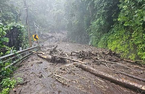 മണ്ണിടിച്ചിലിനെ തുടർന്നു ഗതാഗതം തടസപ്പെട്ട ഈരാറ്റുപേട്ട- വാഗമൺ റോഡ്