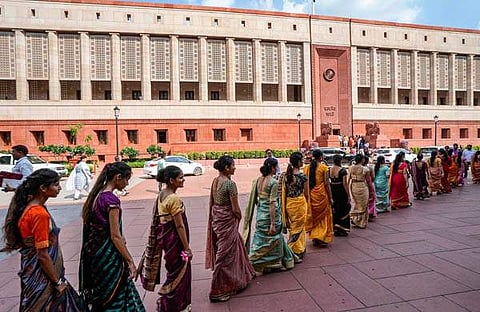 ചർച്ച കാണാൻ പാർലമെന്റിലെത്തിയ വനിതകൾ/ പിടിഐ