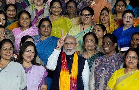 ഗ്രൂപ്പ് ഫോട്ടോയ്ക്ക് വനിതാ എംപിമാർക്കൊപ്പം പ്രധാനമന്ത്രി, പിടിഐ