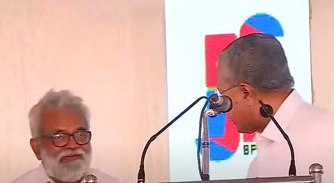 കാസര്കോട് പൊതുവേദിയില് നിന്ന് ക്ഷുഭിതനായി ഇറങ്ങിപ്പോകുന്ന മുഖ്യമന്ത്രി