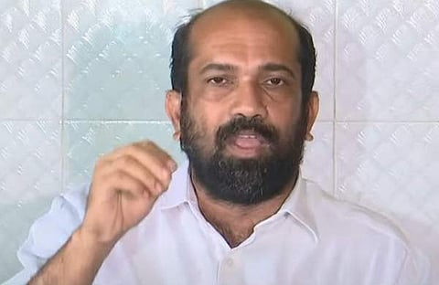 അനില് അക്കര മാധ്യമങ്ങളെ കാണുന്നു