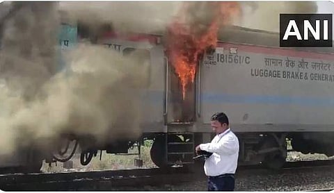 ഹംസഫര് എക്സ്പ്രസിലെ ബോഗിയില് നിന്ന് ഉയരുന്ന തീ/ എഎന്ഐ