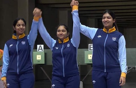 വെള്ളി മെഡൽ നേടിയ ഇന്ത്യൻ വനിതാ ഷൂട്ടിങ് സംഘം/ ട്വിറ്റർ