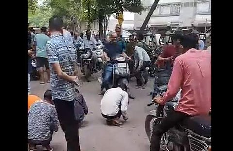 ഡയമണ്ടിനായി തെരയുന്ന നാട്ടുകാരുടെ ദൃശ്യം