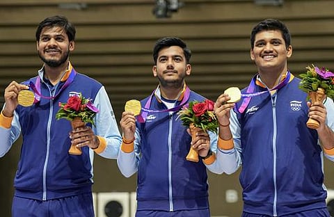 ഏഷ്യൻ ഗെയിംസ് സ്വർണ മെഡലുകളുമായി ഷൂട്ടിങ് താരങ്ങൾ/ പിടിഐ