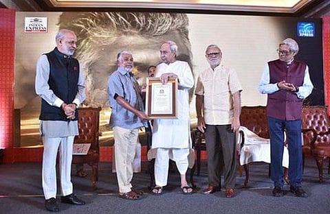 പെരുമാൾ മുരുകന് പുരസ്കാരം സമ്മാനിക്കുന്നു/ ചിത്രം: എക്സ്പ്രസ്