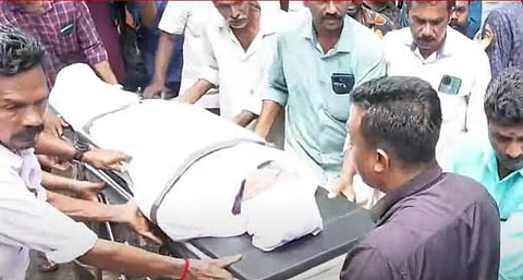 ബാങ്കിന് മുന്നില് മൃതദേഹവുമായുള്ള പ്രതിഷേധം