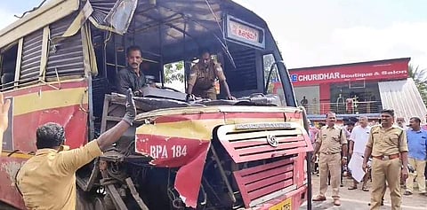 അപകടത്തില്പ്പെട്ട ബസ് സ്ഥലത്ത് നിന്ന് മാറ്റുന്നു/വീഡിയോ സ്ക്രീന്ഷോട്ട്