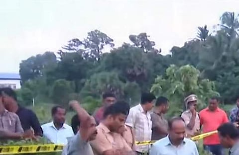 മൃതദേഹം കണ്ടെത്തിയ സ്ഥലത്ത് പൊലീസ് പരിശോധിക്കുന്നു, ടിവി ദൃശ്യം