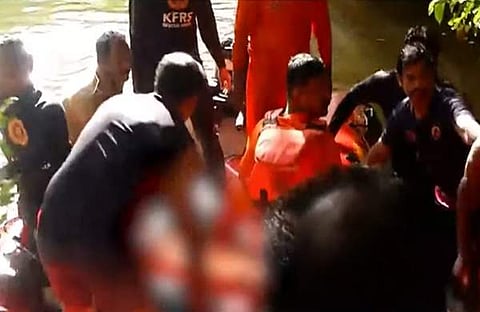 മൃതദേഹം പുഴയിൽ നിന്നും കണ്ടെടുക്കുന്നു/ ടിവി ദൃശ്യം